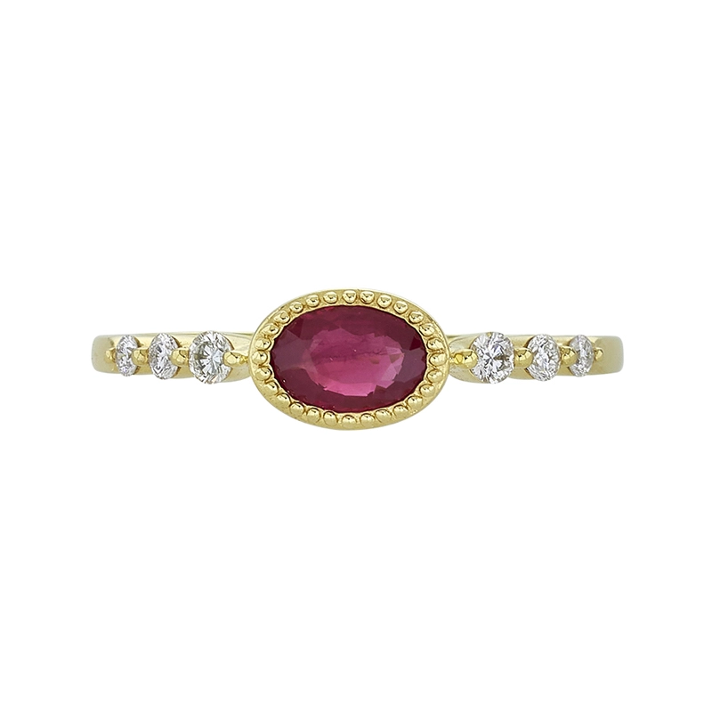 Anillo en oro amarillo de 18 Kilates, con rubí central de 0.55 Ct y decoración en diamantes de 0.16 Ct