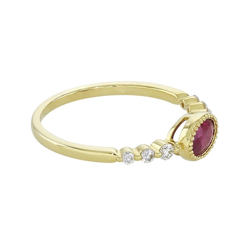 Anillo en oro amarillo de 18 Kilates, con rubí central de 0.55 Ct y decoración en diamantes de 0.16 Ct