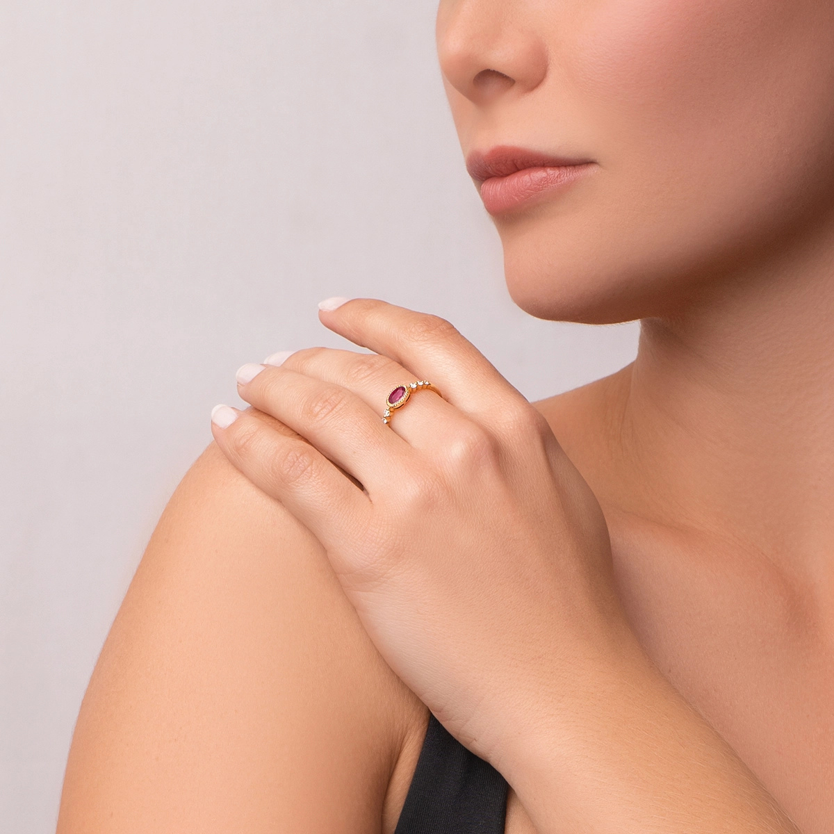 Anillo en oro amarillo de 18 Kilates, con rubí central de 0.55 Ct y decoración en diamantes de 0.16 Ct