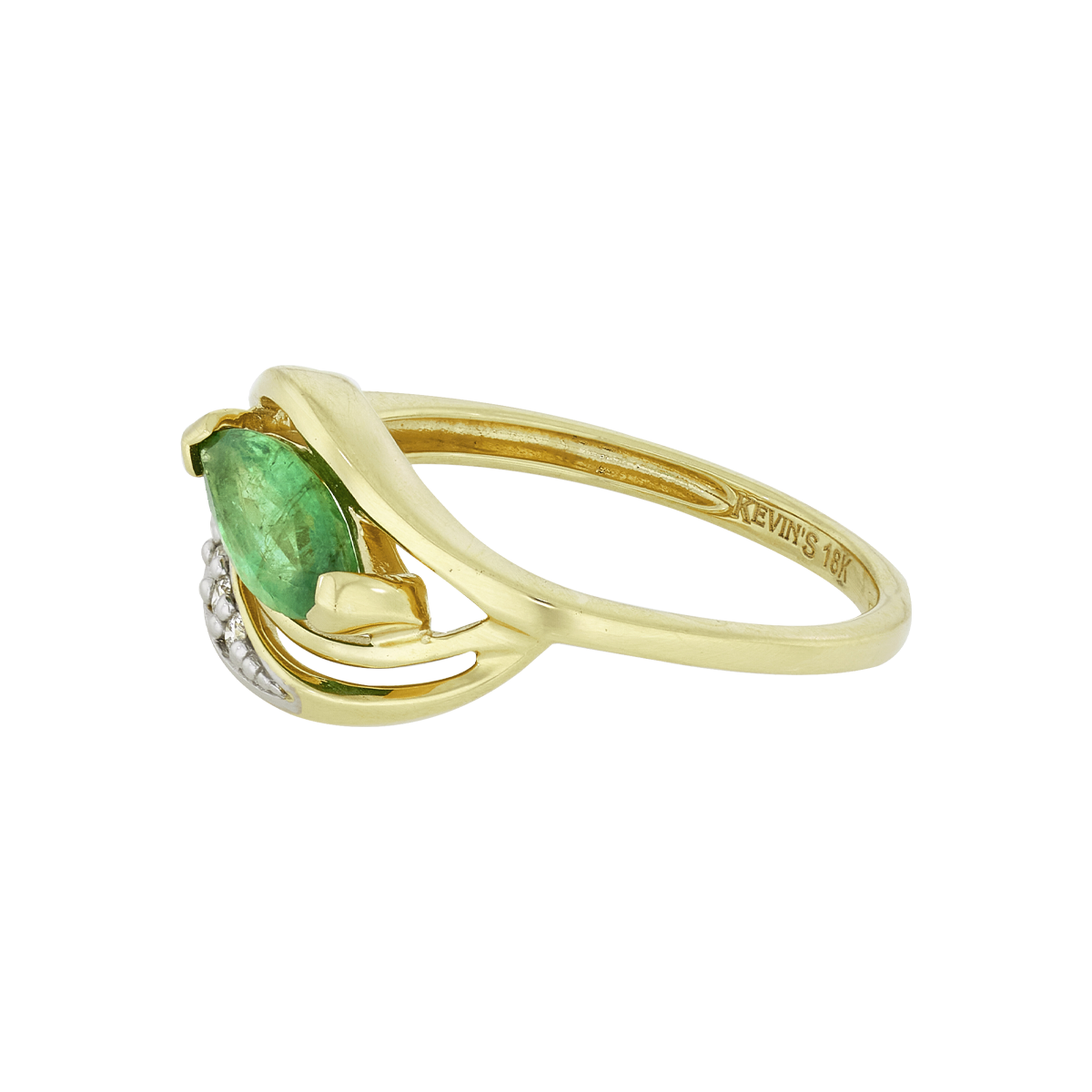Anillo en oro amarillo de 18 Kilates, con esmeralda central de 0.50 Ct y decoración en diamantes de 0.08 Ct