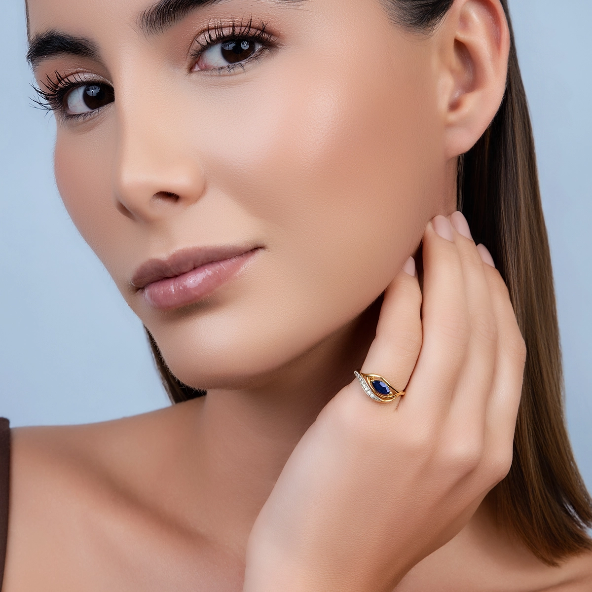Anillo en oro amarillo de 18 Kilates, con zafiro central de 0.50 Ct y decoración en diamantes de 0.07 Ct