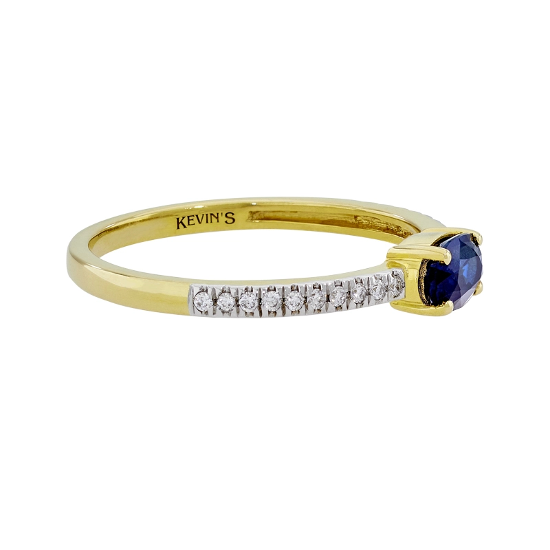 Anillo en oro amarillo de 18 Kilates, con zafiro central de 0.52 Ct y decoración en diamantes de 0.10 Ct