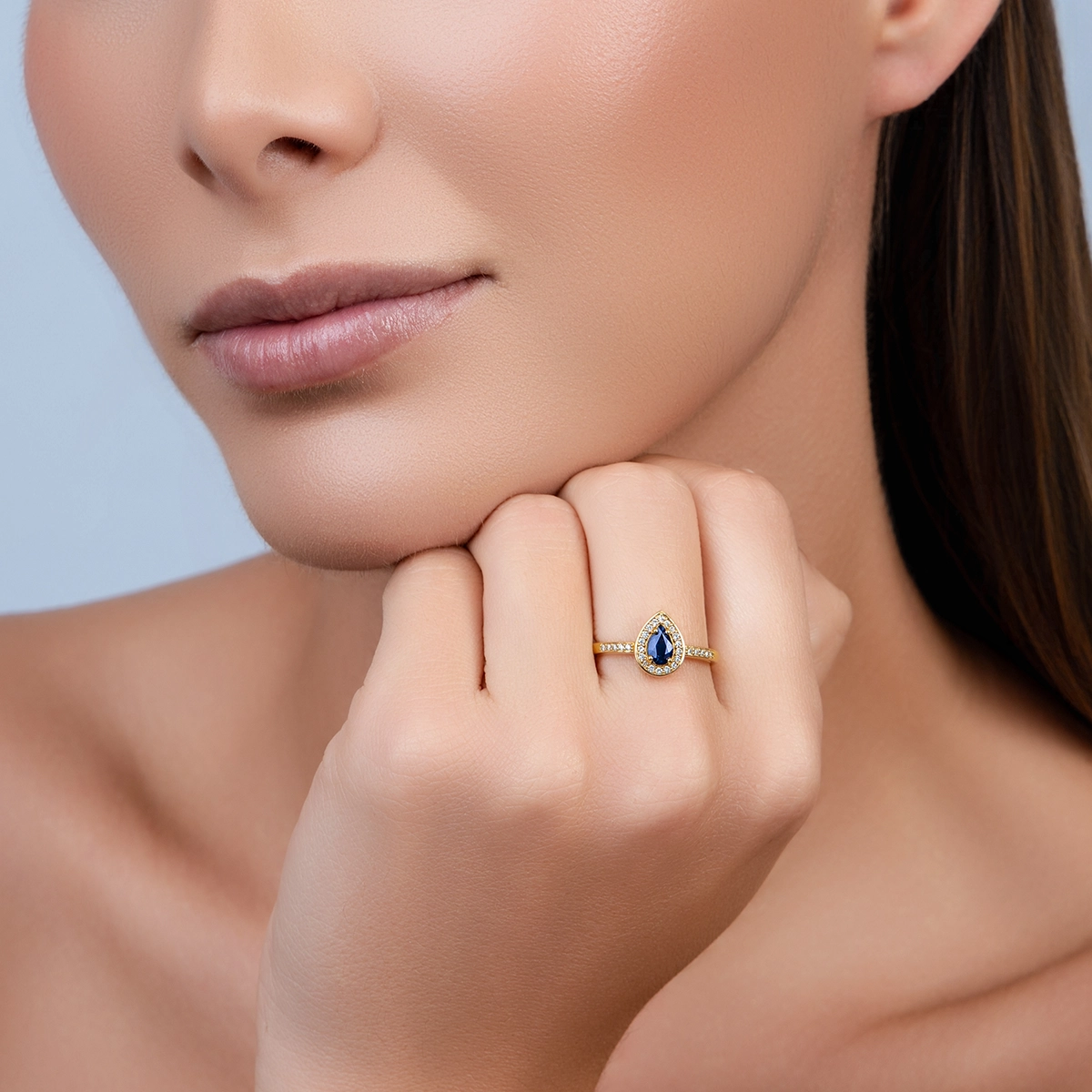 Anillo en oro amarillo de 18 Kilates, con zafiro central de 0.55 Ct y decoración en diamantes de 0.14 Ct