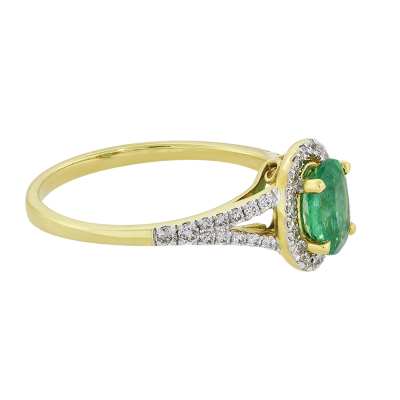 Anillo en oro amarillo de 18 Kilates, con esmeralda central de 0.65 Ct y decoración en diamantes de 0.25 Ct