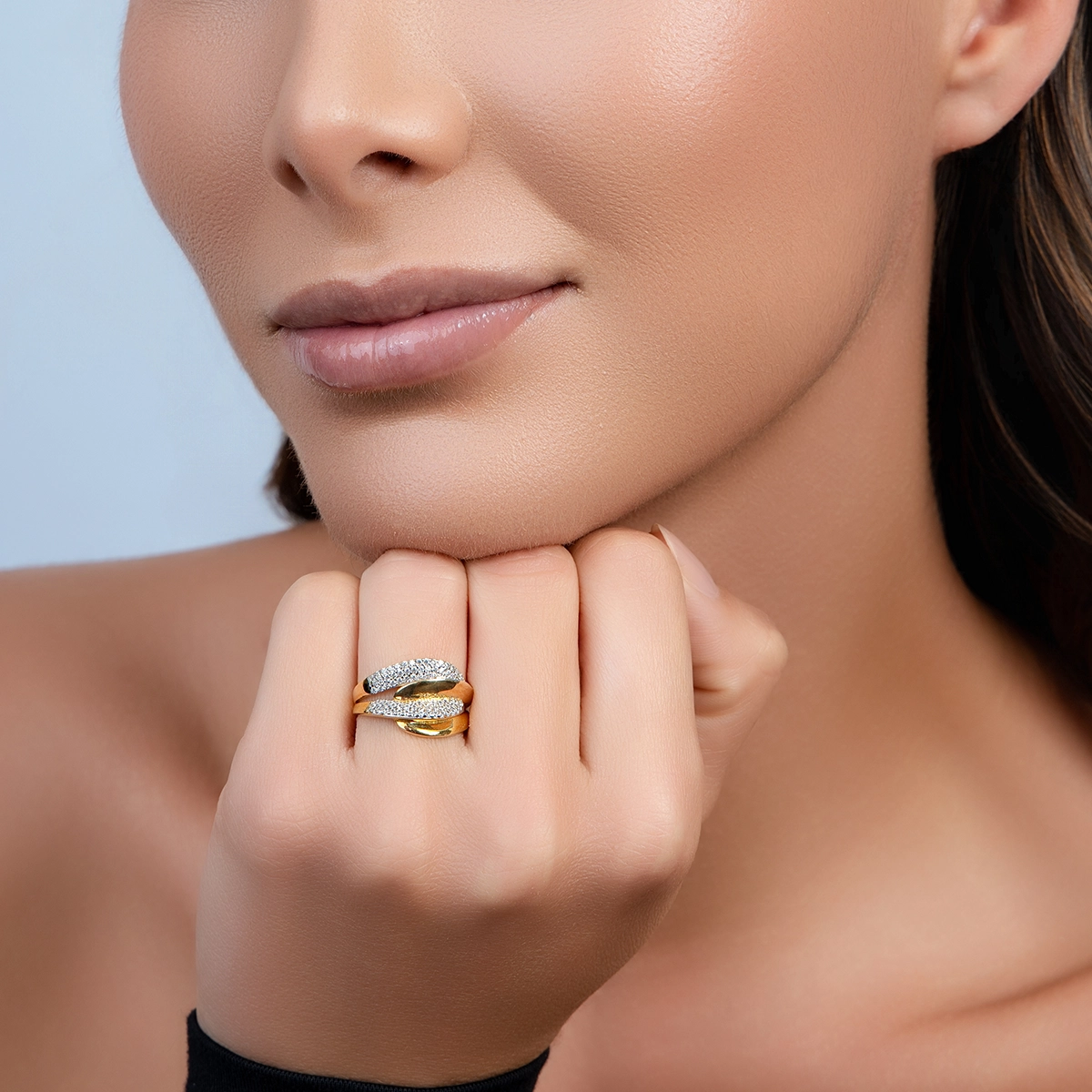 Anillo en oro amarillo de 18 Kilates, con zircones