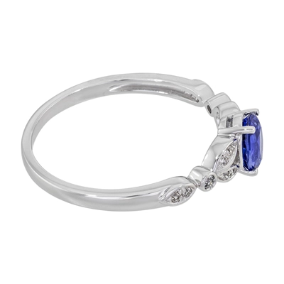 Anillo en oro blanco de 18 Kilates, con zafiro central de 0.58 Ct y decoración en diamantes de 0.07 Ct