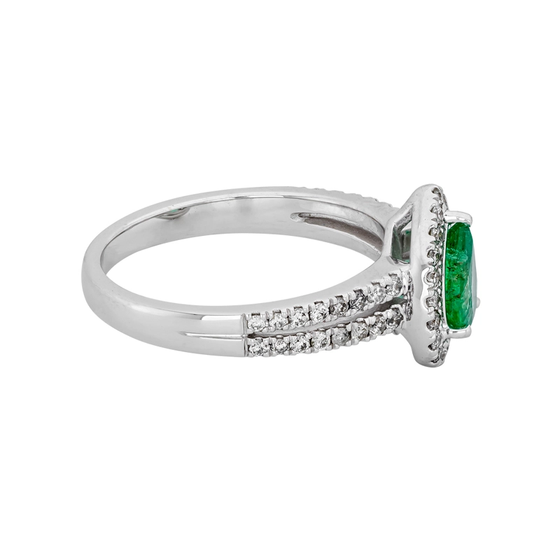 Anillo en oro blanco de 18 Kilates, con esmeralda central de 0.60 Ct y decoración en diamantes de 0.35 Ct