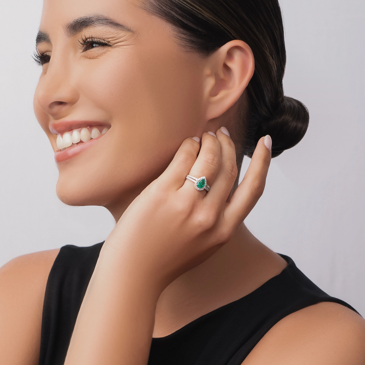 Anillo en oro blanco de 18 Kilates, con esmeralda central de 0.60 Ct y decoración en diamantes de 0.35 Ct