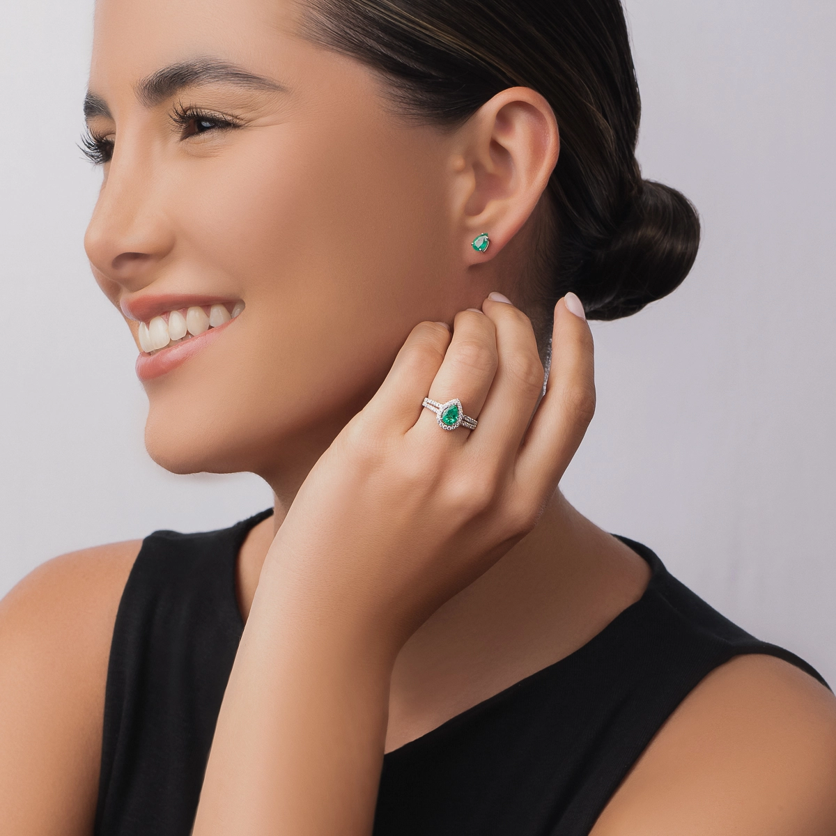 Anillo en oro blanco de 18 Kilates, con esmeralda central de 0.60 Ct y decoración en diamantes de 0.35 Ct