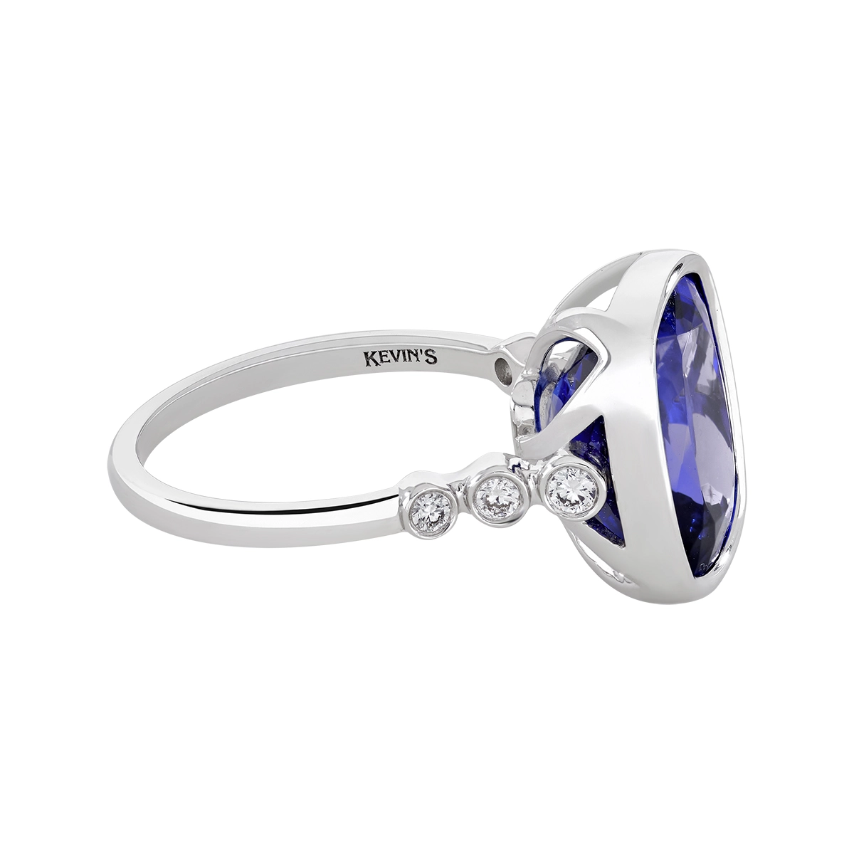 Anillo en oro blanco de 18 Kilates, con tanzanita central de 7.43 Ct y decoración en diamantes de 0.12 Ct