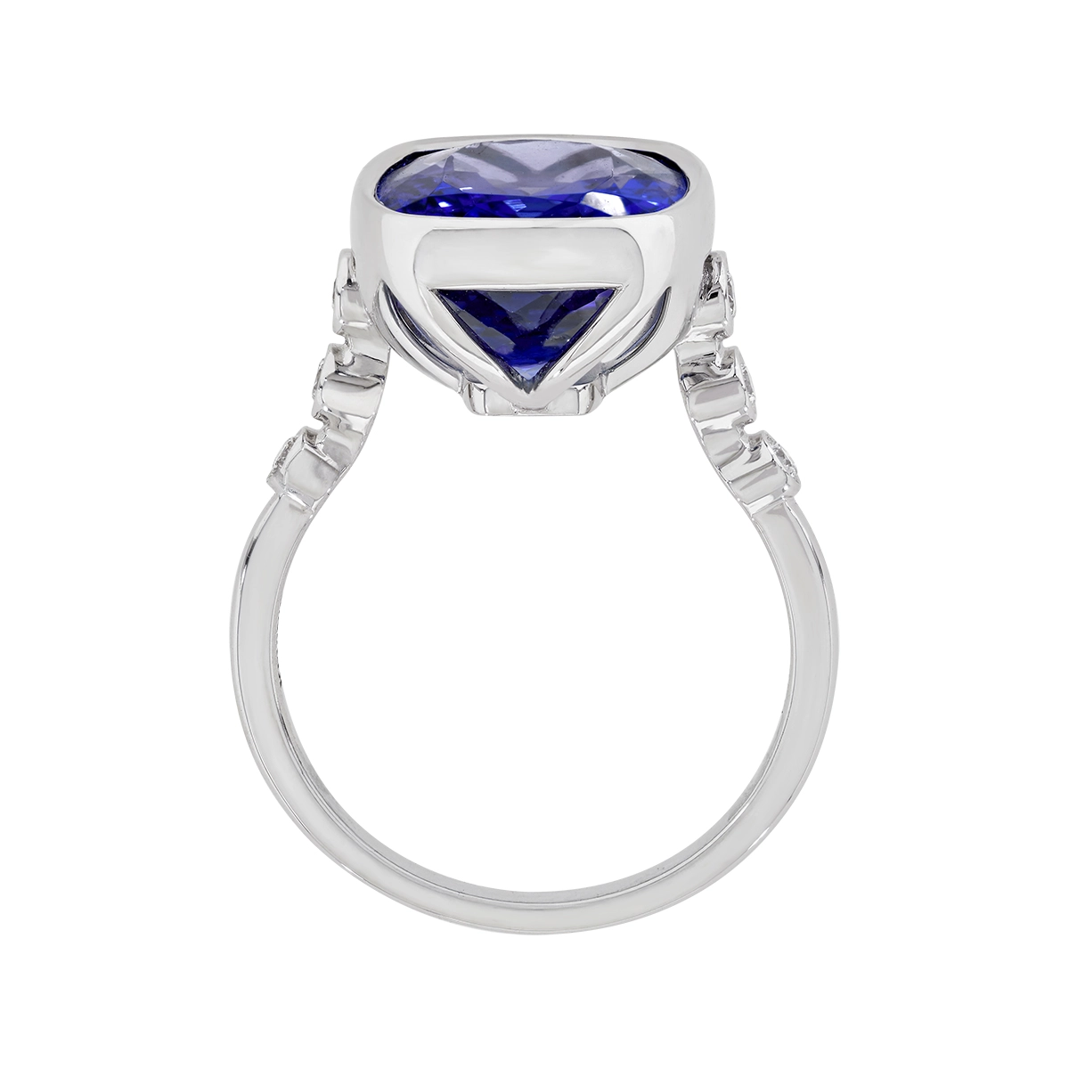 Anillo en oro blanco de 18 Kilates, con tanzanita central de 7.43 Ct y decoración en diamantes de 0.12 Ct