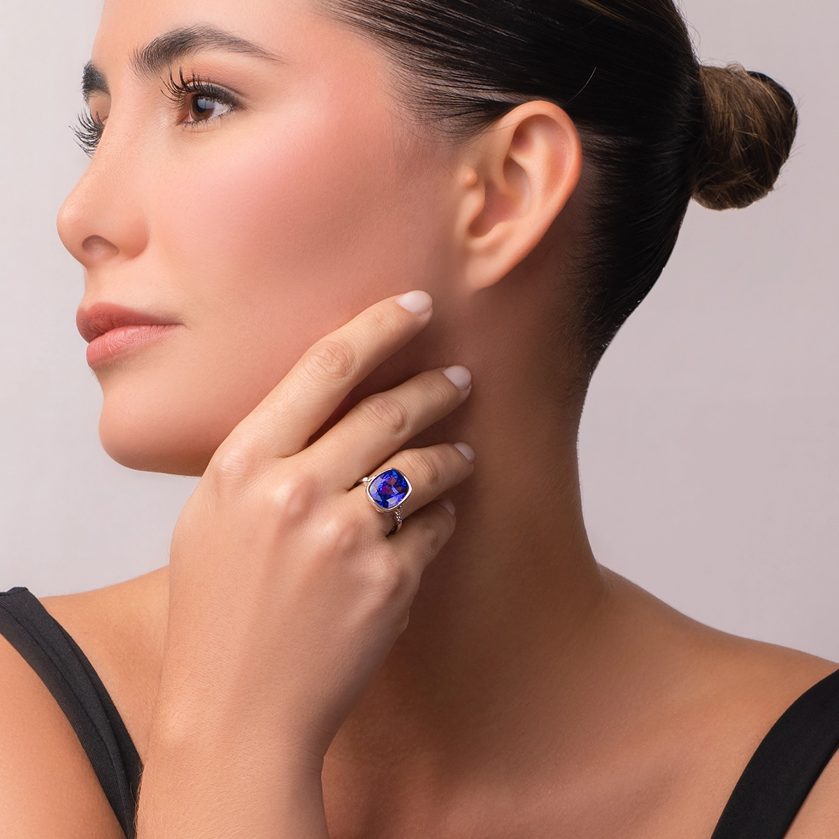 Anillo en oro blanco de 18 Kilates, con tanzanita central de 7.43 Ct y decoración en diamantes de 0.12 Ct