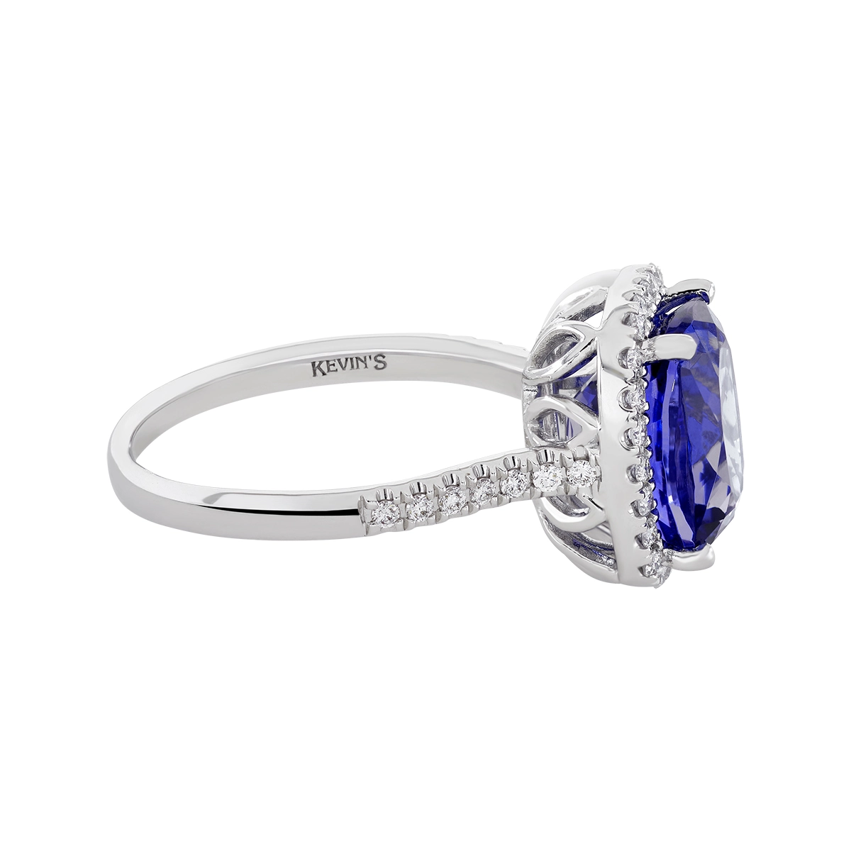 Anillo en oro blanco de 18 Kilates, con tanzanita central de 5.35 Ct y decoración en diamantes de 0.32 Ct