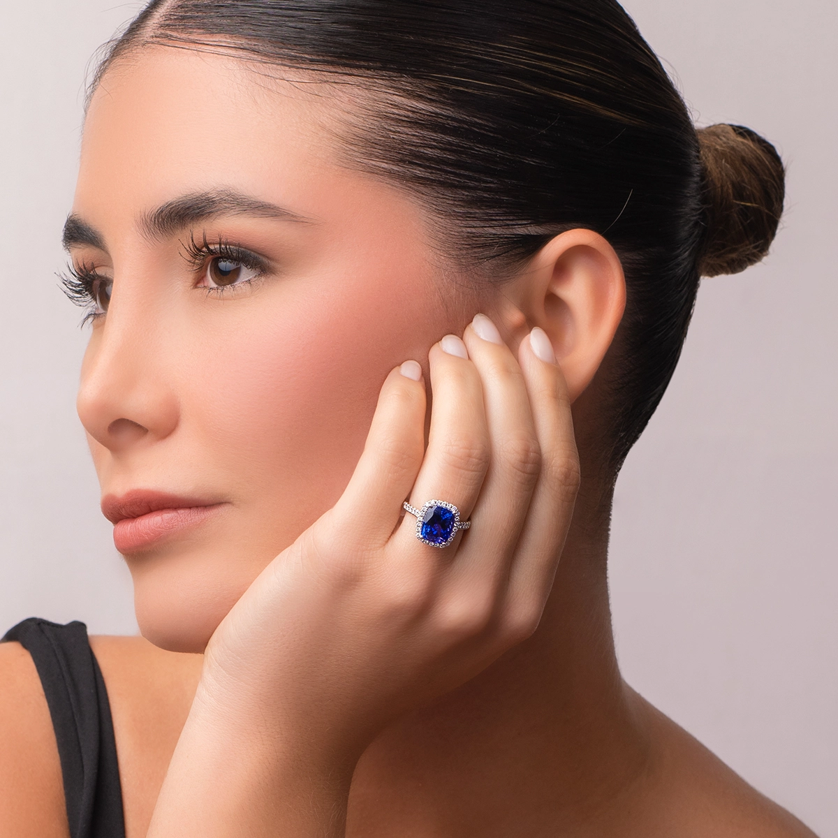 Anillo en oro blanco de 18 Kilates, con tanzanita central de 5.35 Ct y decoración en diamantes de 0.32 Ct