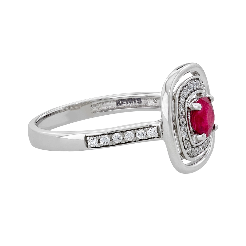 Anillo en oro blanco de 18 Kilates, con rubí central de 0.62 Ct y decoración en diamantes de 0.17 Ct