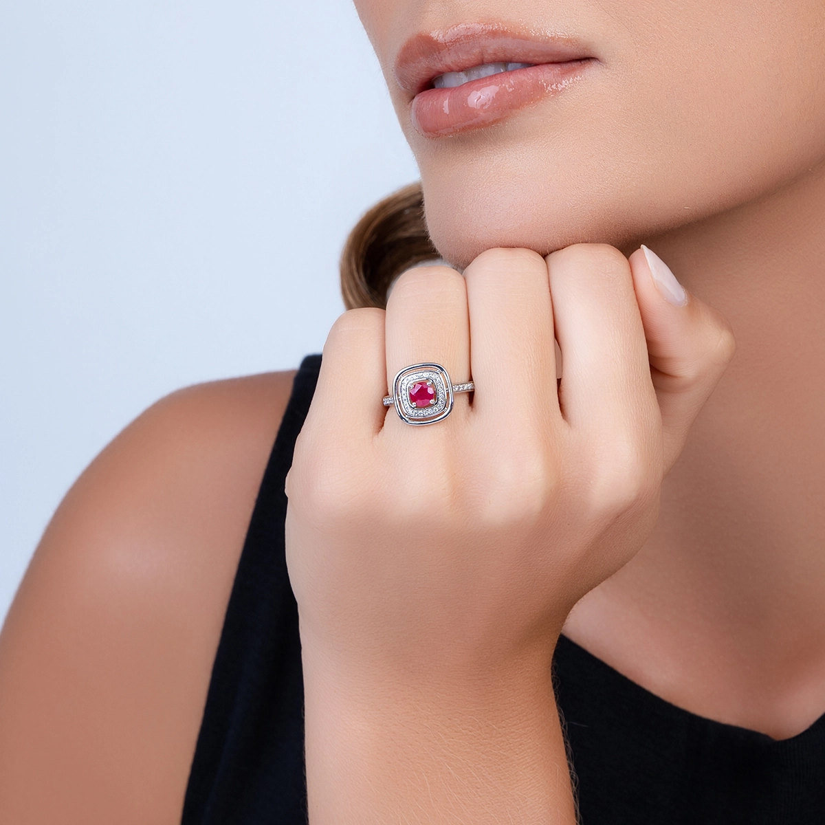 Anillo en oro blanco de 18 Kilates, con rubí central de 0.62 Ct y decoración en diamantes de 0.17 Ct