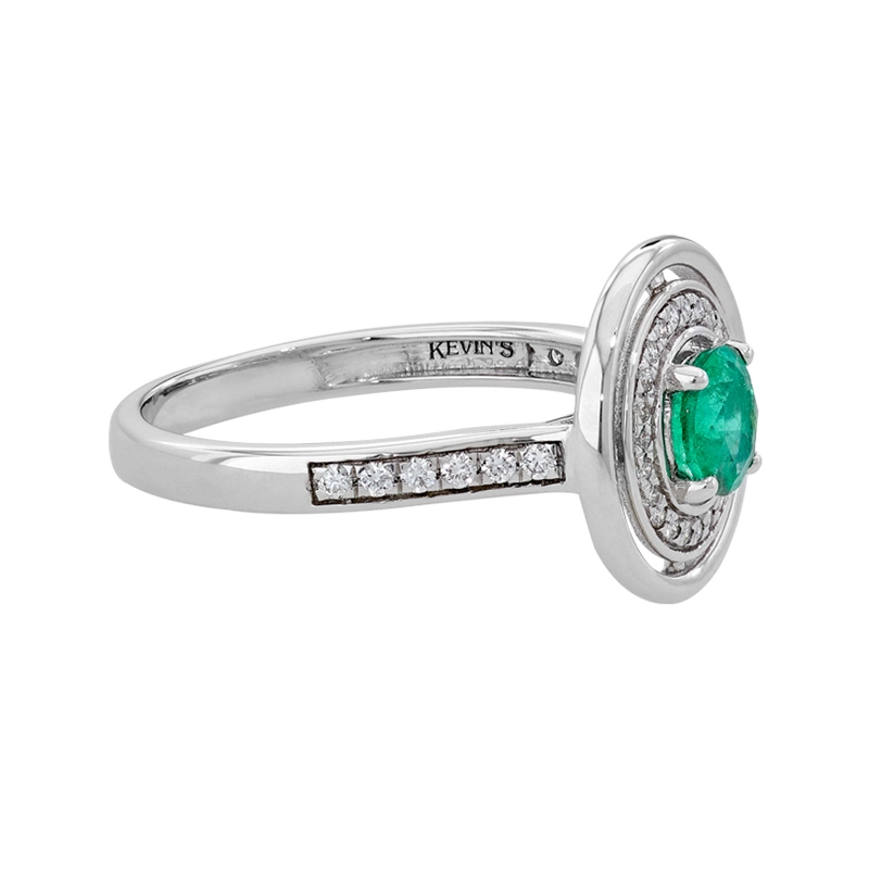 Anillo en oro blanco de 18 Kilates, con esmeralda central de 0.42 Ct y decoración en diamantes de 0.16 Ct