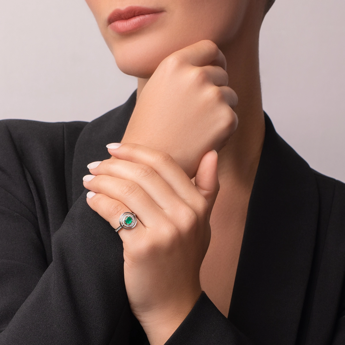 Anillo en oro blanco de 18 Kilates, con esmeralda central de 0.42 Ct y decoración en diamantes de 0.16 Ct