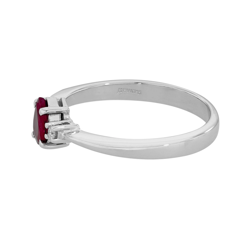 Anillo en oro blanco de 18 Kilates, con rubí central de 0.50 Ct y decoración en diamantes de 0.04 Ct