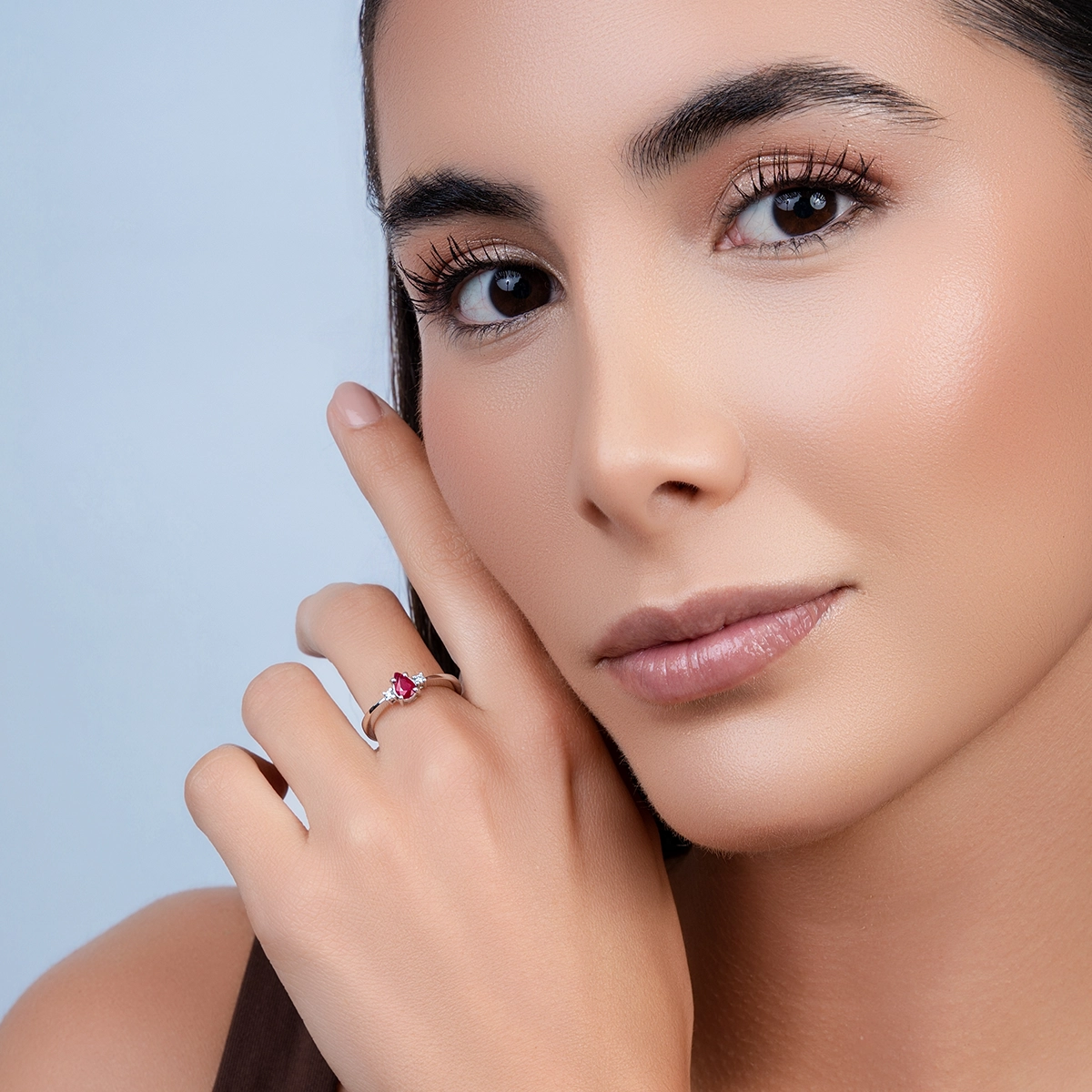 Anillo en oro blanco de 18 Kilates, con rubí central de 0.50 Ct y decoración en diamantes de 0.04 Ct
