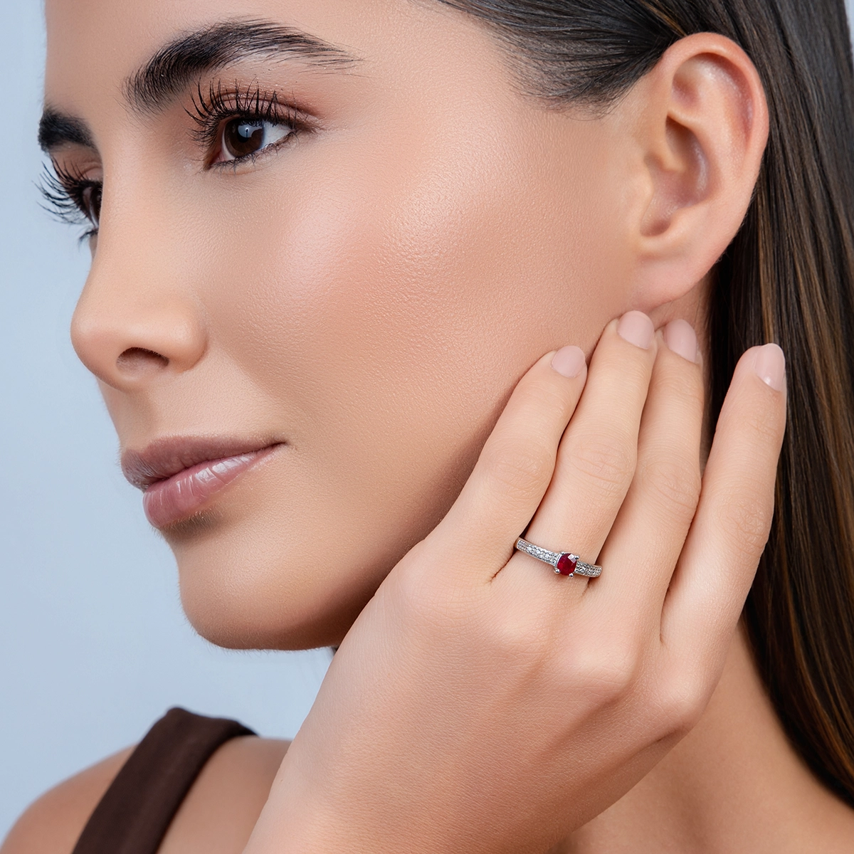 Anillo en oro blanco de 18 Kilates, con rubí central de 0.47 Ct y decoración en diamantes de 0.05 Ct