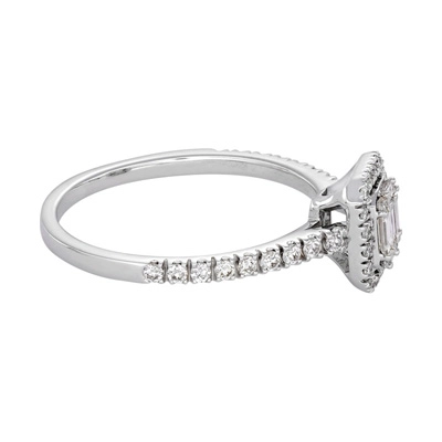 Anillo de compromiso halo rectangular, con diamantes con un peso total de 0.34ct, oro tono blanco 18k, rodinado