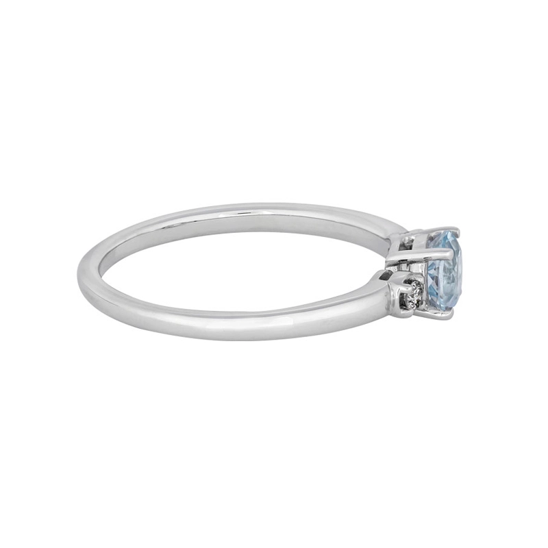 Anillo en oro blanco de 18 Kilates, con topacio central de 0.61 Ct y decoración en diamantes de 0.05 Ct
