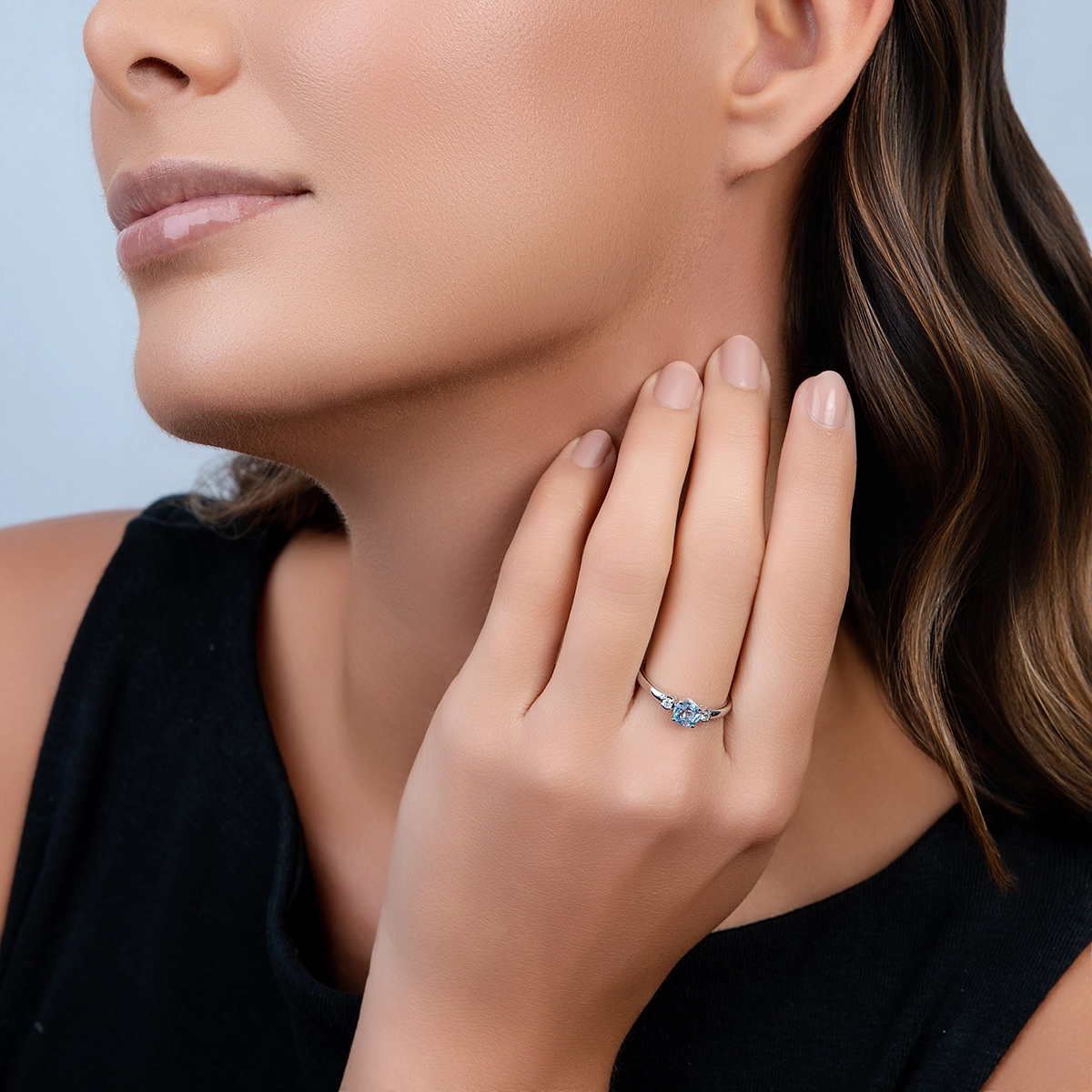 Anillo en oro blanco de 18 Kilates, con topacio central de 0.61 Ct y decoración en diamantes de 0.05 Ct