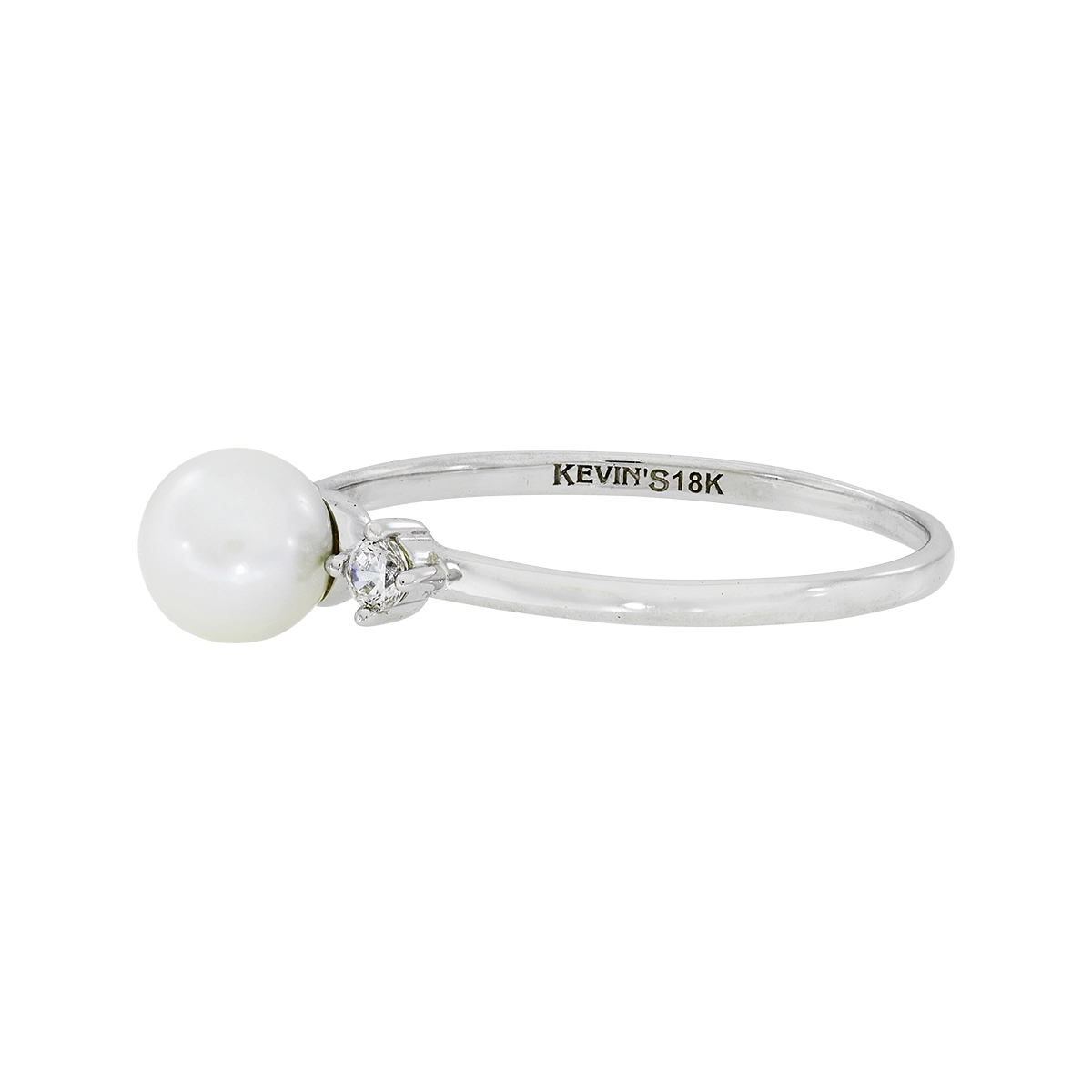 Anillo en oro blanco de 18 Kilates, con perla central de 5 mm de ancho aprox y decoración en zircones