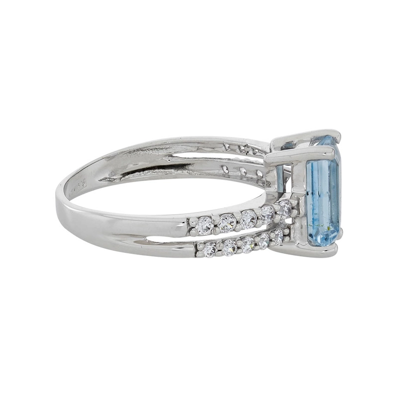 Anillo en oro blanco de 18 Kilates, con topacio central y decoración en zircones