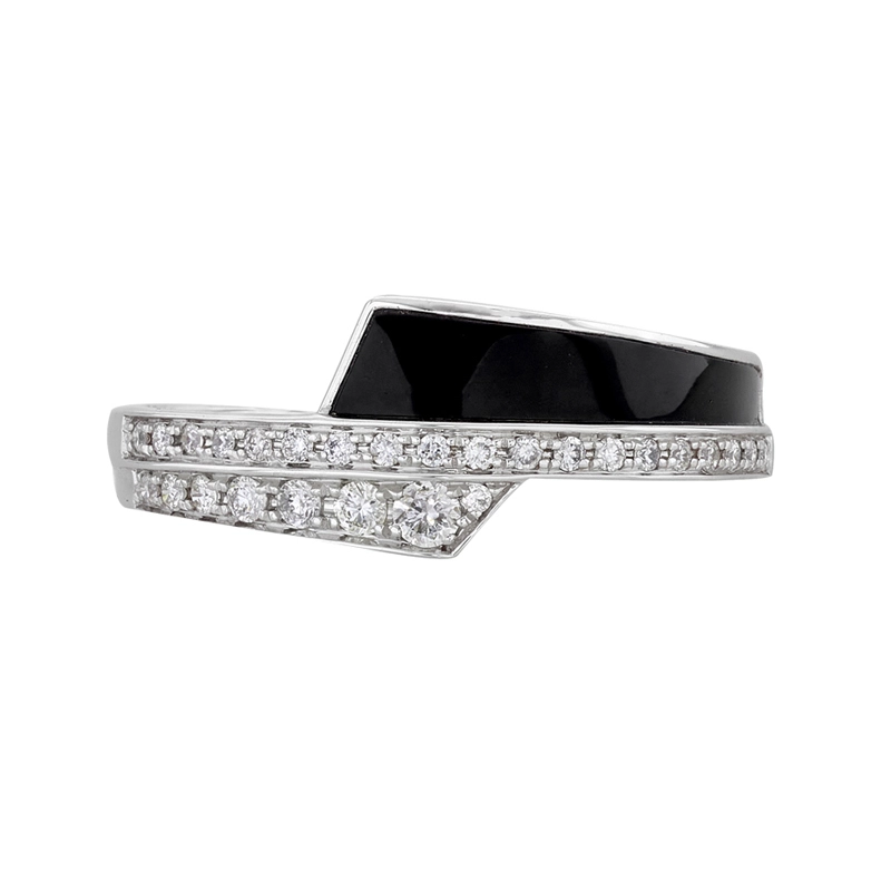 Anillo en oro blanco de 18 Kilates, con ónix central y decoración en diamantes de 0.16 Ct