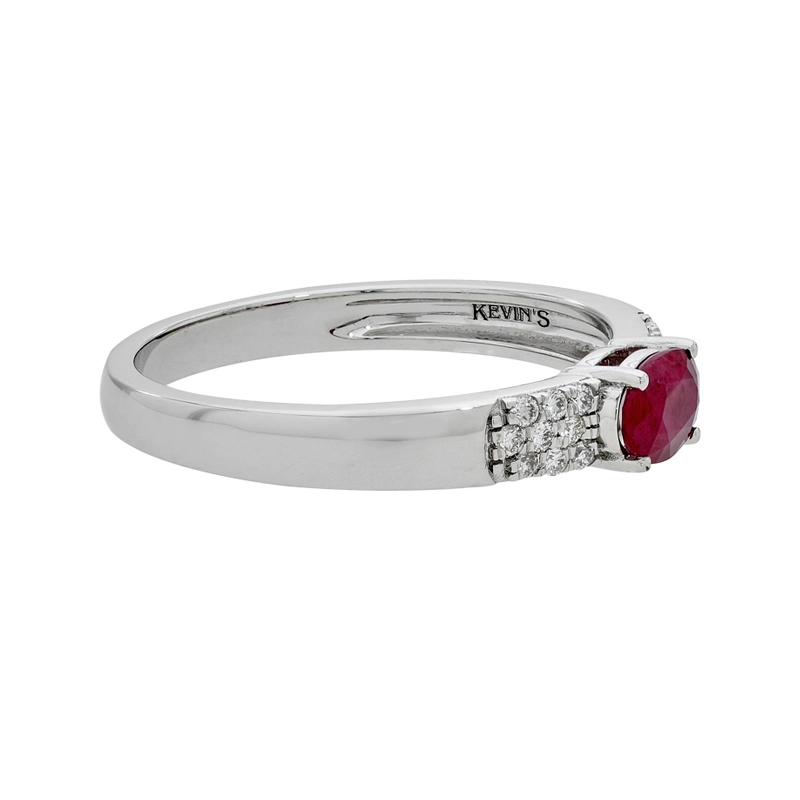 Anillo en oro blanco de 18 Kilates, con rubí central de 0.50 Ct y decoración en diamantes de 0.12 Ct