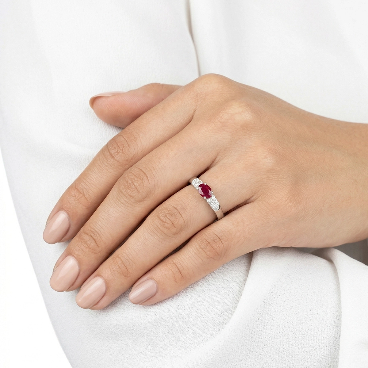 Anillo en oro blanco de 18 Kilates, con rubí central de 0.50 Ct y decoración en diamantes de 0.12 Ct