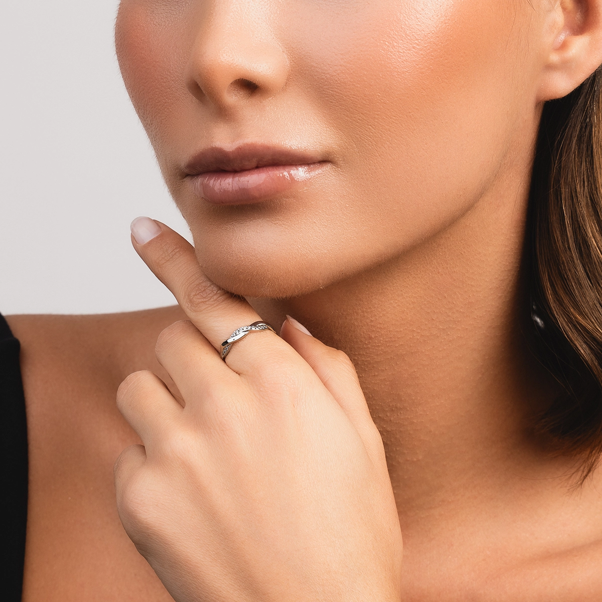 Anillo en oro blanco de 18 Kilates, con zircones