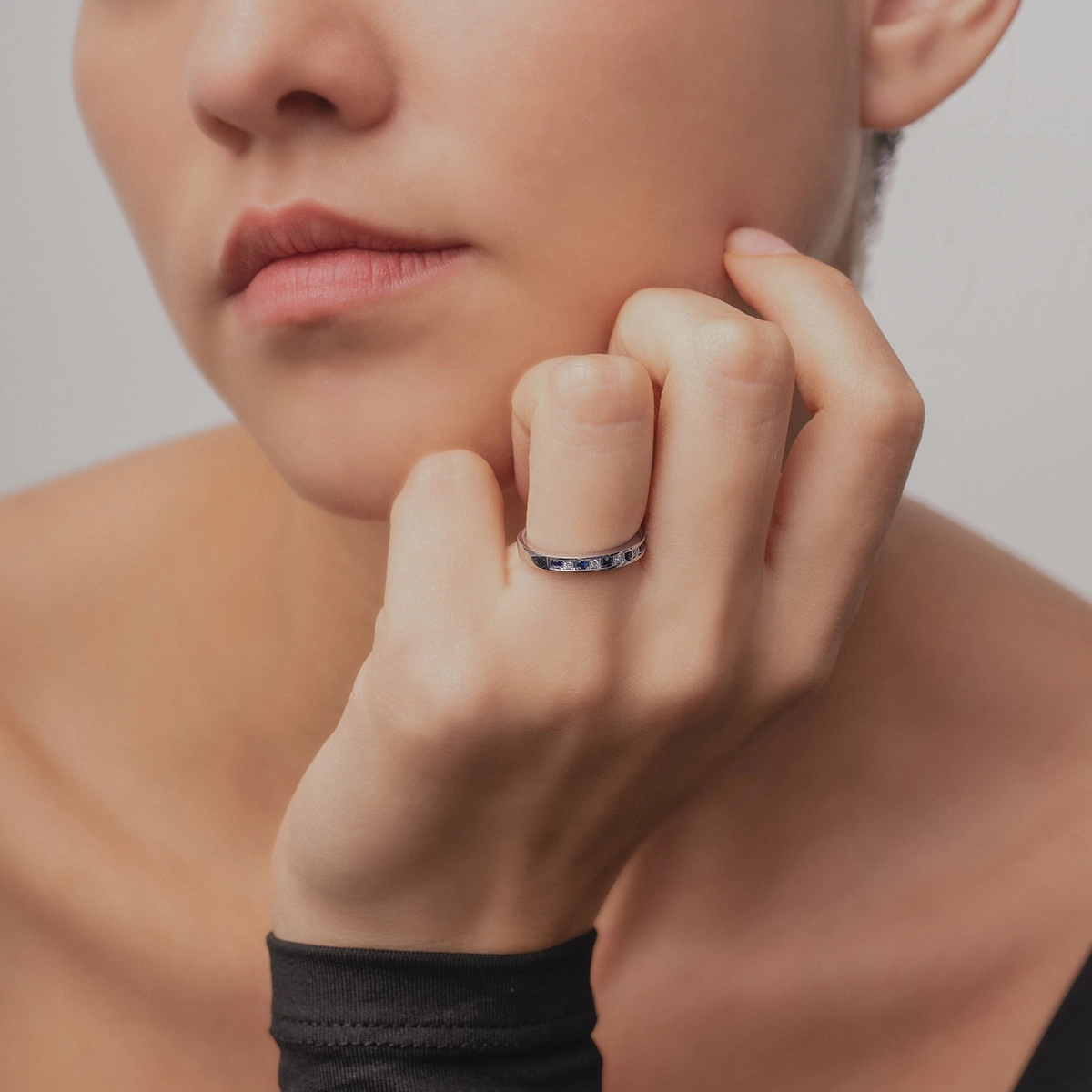 Anillo en oro blanco de 18 Kilates, con zafiros de 0.20 Ct y diamantes de 0.04 Ct