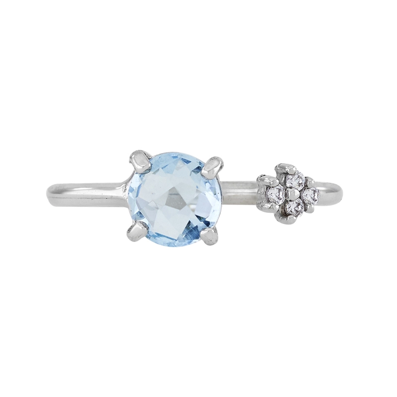 Anillo en oro blanco de 18 Kilates, con topacio central y decoración en zircones