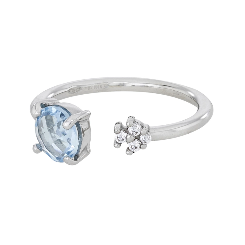 Anillo en oro blanco de 18 Kilates, con topacio central y decoración en zircones