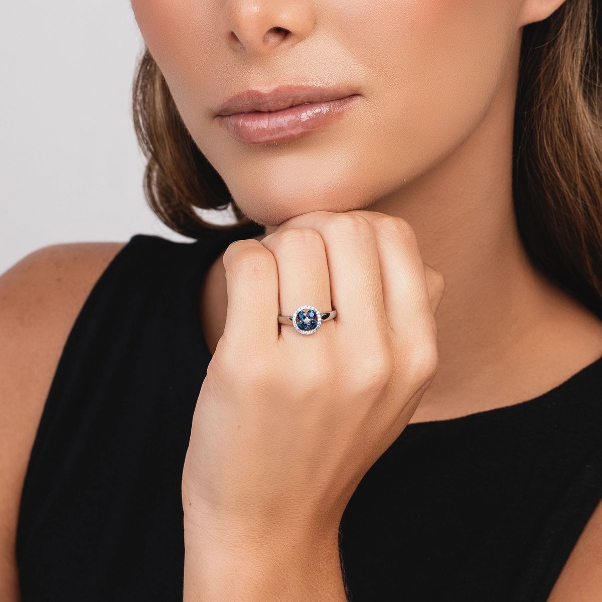 Anillo de flor en oro blanco de 18 Kilates, con zafiros de 0.46 Ct y diamantes de 0.12 Ct