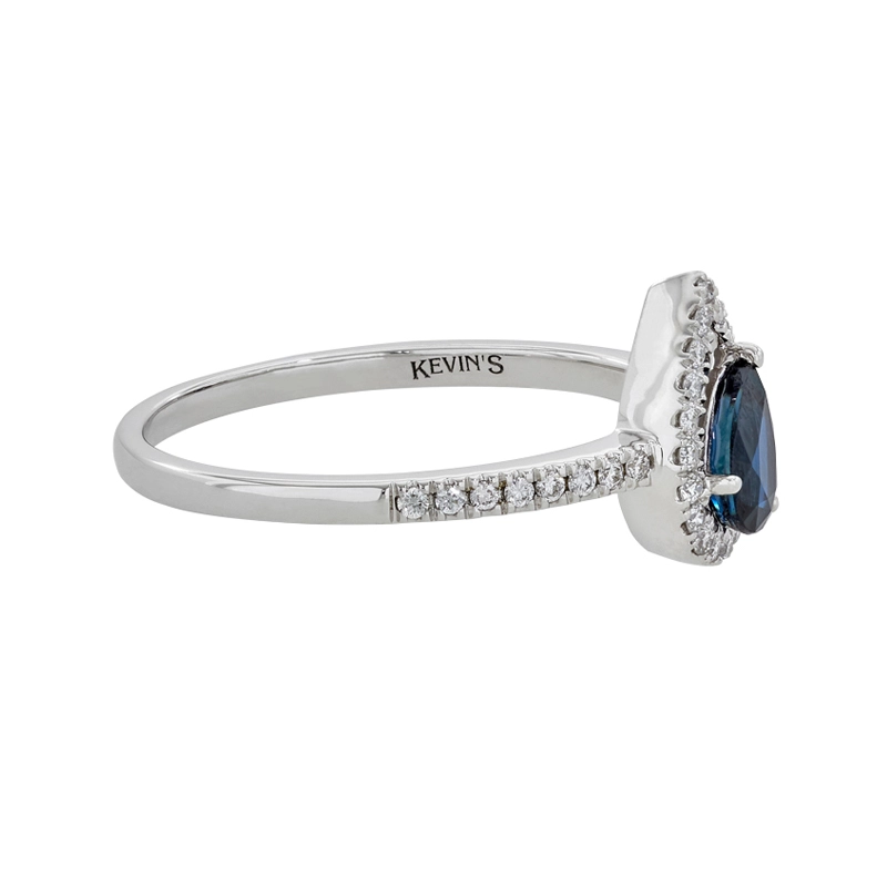 Anillo en oro blanco de 18 Kilates, con zafiro central de 0.51 Ct y decoración en diamantes de 0.17 Ct
