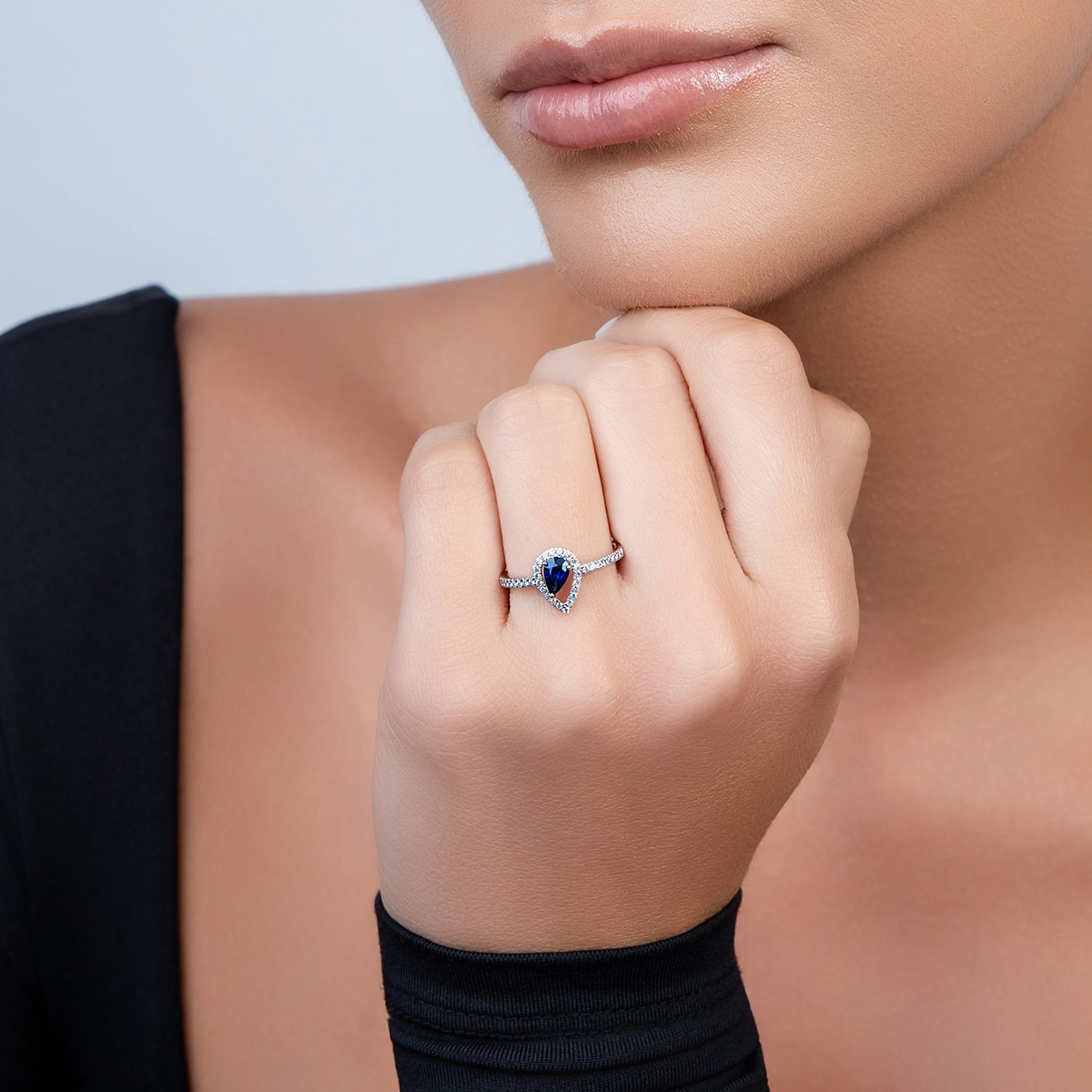 Anillo en oro blanco de 18 Kilates, con zafiro central de 0.51 Ct y decoración en diamantes de 0.17 Ct