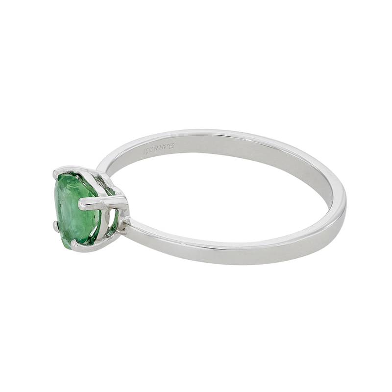 Anillo en oro blanco de 18 Kilates, con esmeralda central de 0.65 Ct