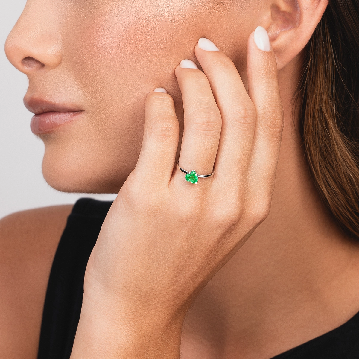 Anillo en oro blanco de 18 Kilates, con esmeralda central de 0.65 Ct