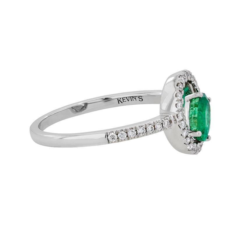 Anillo en oro blanco de 18 Kilates, con esmeralda central de 0.40 Ct y decoración en diamantes de 0.16 Ct