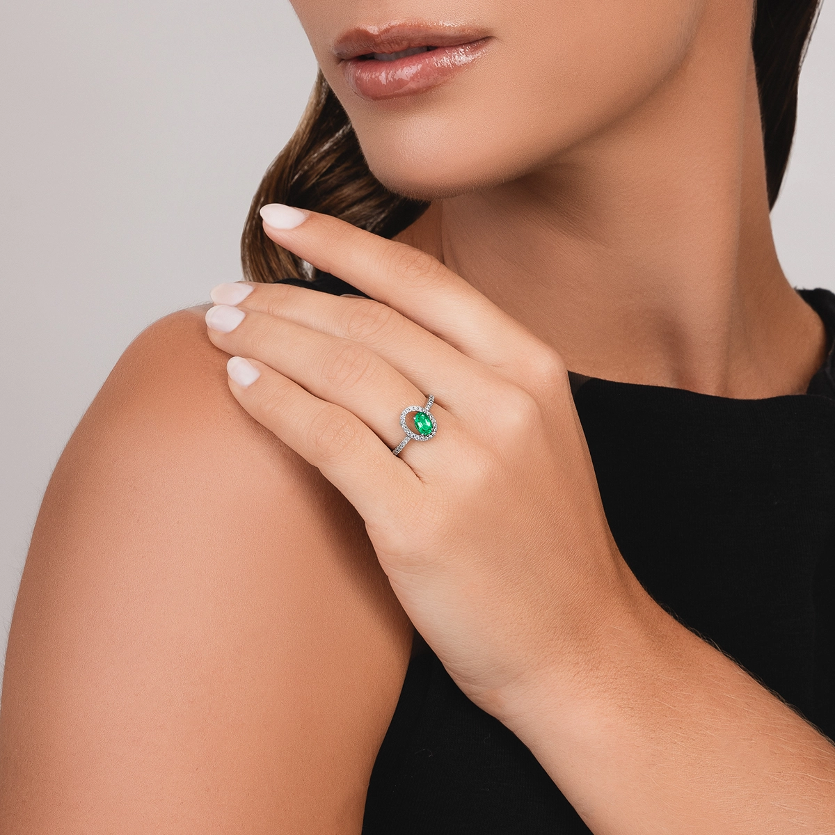 Anillo en oro blanco de 18 Kilates, con esmeralda central de 0.40 Ct y decoración en diamantes de 0.16 Ct