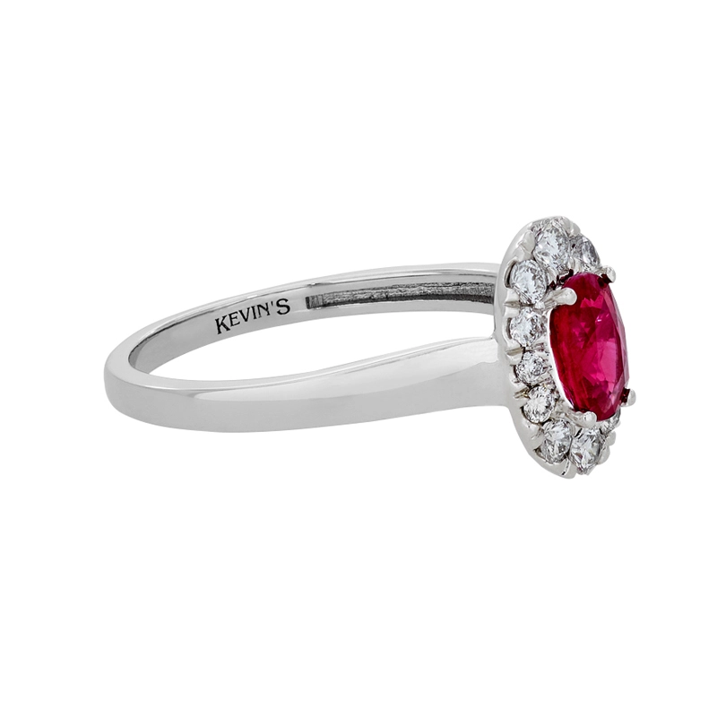 Anillo en oro blanco de 18 Kilates, con rubí central de 0.51 Ct y decoración en diamantes de 0.21 Ct