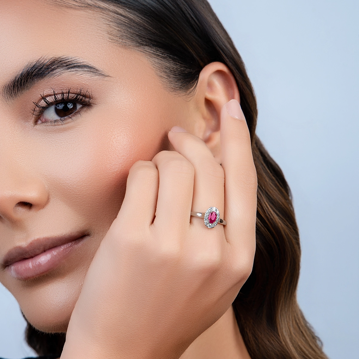 Anillo en oro blanco de 18 Kilates, con rubí central de 0.51 Ct y decoración en diamantes de 0.21 Ct