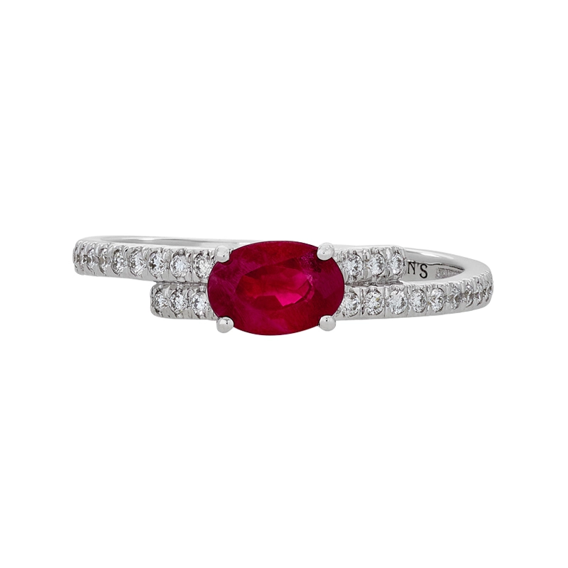 Anillo en oro blanco de 18 Kilates, con rubí central de 0.52 Ct y decoración en diamantes de 0.11 Ct