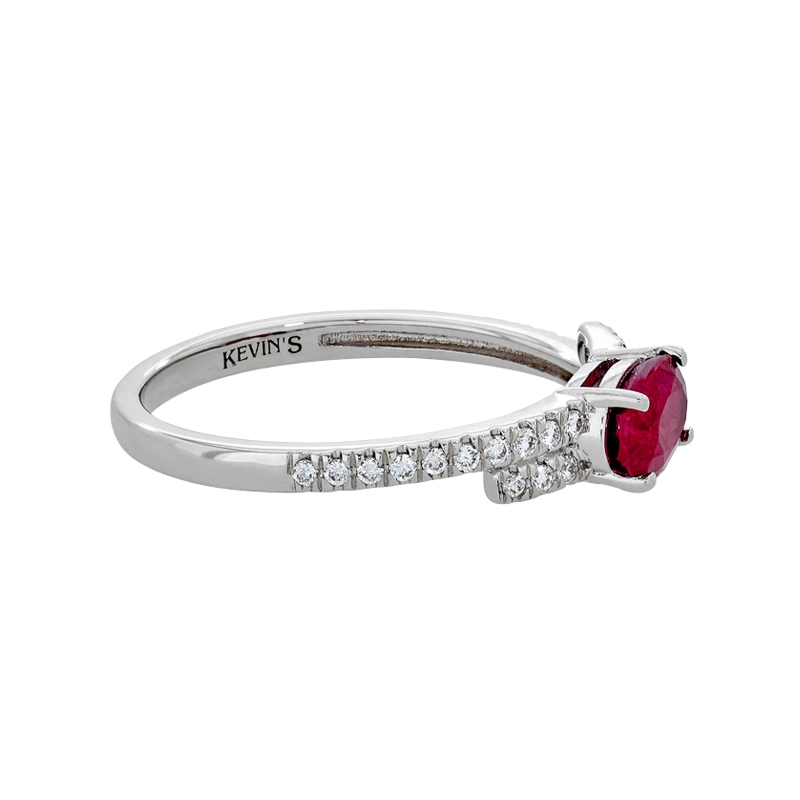 Anillo en oro blanco de 18 Kilates, con rubí central de 0.52 Ct y decoración en diamantes de 0.11 Ct