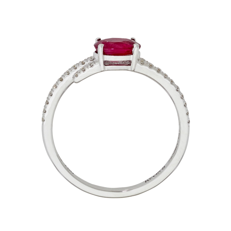 Anillo en oro blanco de 18 Kilates, con rubí central de 0.52 Ct y decoración en diamantes de 0.11 Ct