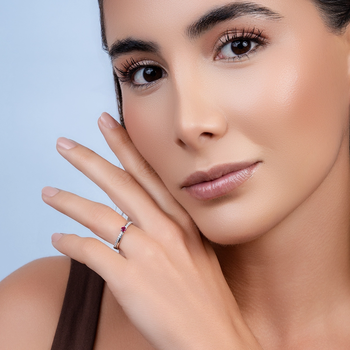Anillo en oro blanco de 18 Kilates, con rubí central de 0.13 Ct y decoración en diamantes de 0.11 Ct